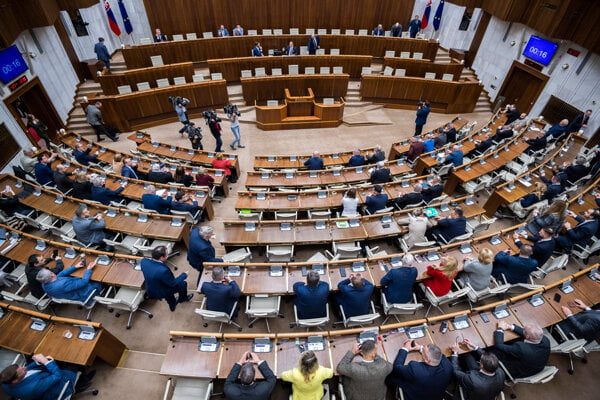 tiktok-zakazali-aj-v-slovenskom-parlamente,-ohrozuje-strategicke-zaujmy