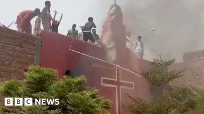 mob-attacks-churches-in-pakistan-blasphemy-row