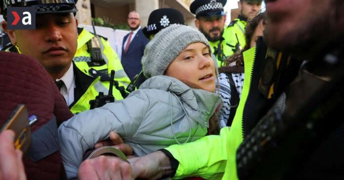 na-klimatickom-proteste-v-londyne-zadrzali-gretu-thunbergovu