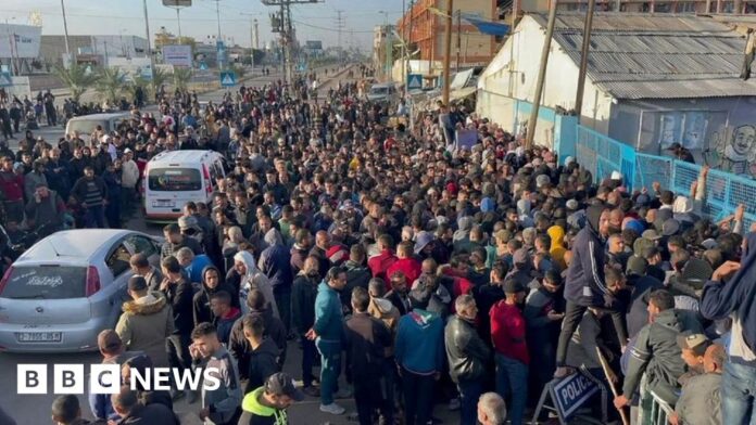 hundreds-queue-for-food-in-central-gaza-city
